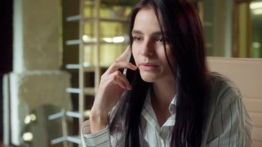 İş kadını Kafkasyalı kız ofisteki kızgın cep telefonundan memnun değil. İş kadını, çatışmanın üzgün kadın araması akıllı telefon sorununu tartıştığını ve tartışmanın olumsuz olduğunu söyledi.