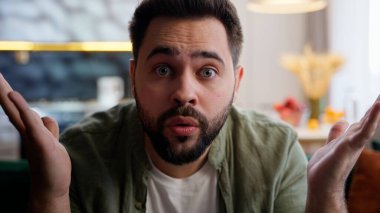 Şaşırdım. Heyecanlı Avrupalı model erkek ev sahibi iş adamı müşteri kameraya bakıyor. Vay canına.