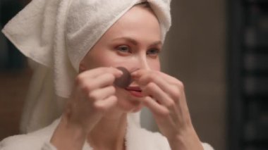 Güzel bir genç kız serinletici hidrojel göz bantları cilt bantları beyaz kadın model banyo havlusu bornoz bornoz güzellik rutin estetik ameliyatlar ev banyosunda yüz bakımı