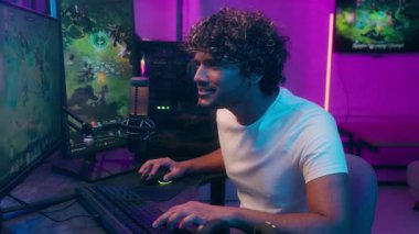 Hintli Arap Latin adam bilgisayar bilgisayar teknolojisi oyunu siber uzay turnuva esport şampiyonluğu oynuyordu. Gülümse, sanal monitör oynatıcısı çevrimiçi yazma zevkini yaşatıyordu. Kameralı erkeğe bakıyordu.