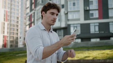 Kafkasyalı genç bir adam cep telefonlu akıllı adam sokakta yürürken iş adamının uyuşturucu bağımlısı bir iş adamını düşündüğünü düşünüyor sosyal medyayı kullanarak dışarıda internet üzerinden sohbet uygulaması kullanıyor.