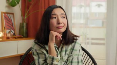 Düşünceli, düşünceli, Asyalı, Çinli, Çinli, kadın, çözüm üretmeyi düşünüyor. İş yerinde tereddüt etme kararı. İş kadını, cevap parmağını kaldır.