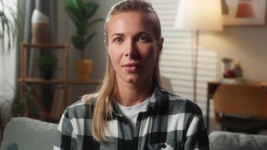 Beyaz kadın portresi sürpriz bir şekilde ağzı el şokuyla kapatıyor. Kadın Avrupalı kadın ev içinde kameraya bakıyor. Şok olmuş bir şekilde evin içine bakıyor.