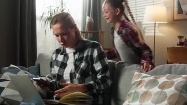 Kafkas ailesi stresli anne evde bilgisayar başında çalışıyor gürültülü çocuk rahatsız edici cep telefonu kadını konuşuyor gürültülü konuşuyor kız çocuğu rahatsız edici kız çocuğu dikkat eksikliği