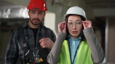 Çok ırklı mühendisler fikir ayrılığına düştüler. Japon iş kadını müfettişi gözlüklerini çıkardı. Kötü proje inşaatını onaylamadılar.