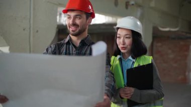 Çok uluslu heyecanlı mühendisler proje incelemesi başarıya ulaştı neşeli Asyalı kadın Kafkas erkek inşaat sahası yenilikçi takım çalışması yenilik güvenlik denetim projesi koordinasyonu