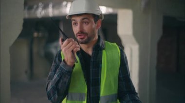 Kafkasyalı mutlu adam konuşan radyo yapımcısı inşaat müteahhiti elinde telsiz telsizi tutan adam gülümseme ustabaşı iletişim imalat endüstrisi işçisi inşa eden adam.