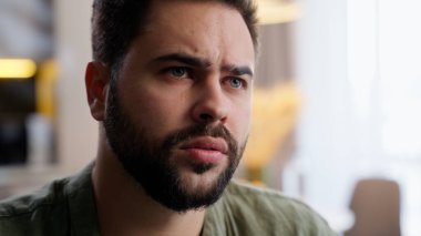 Rüyasında yetişkin, beyaz iş adamı, sakallı, erkek, müşteri, ev sahibi hayal gücü, kötü bir baş ağrısı, kötü bir baş ağrısı olmadan ev sahibine bakıyor.