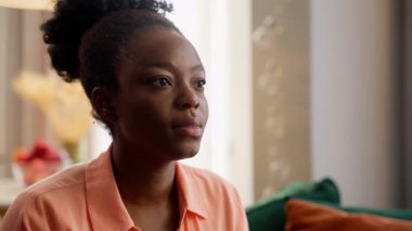 Yakın plan Afro-Amerikan etnik iş kadını. İlgili bayan iş kadını. İzleyici portresi.