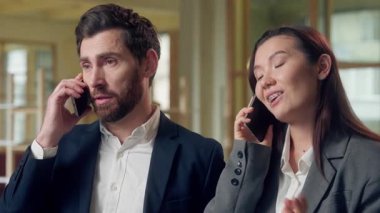 İki iş adamı erkek kadın cep telefonuyla konuşuyor iş kadını Kafkasyalı Koreli iş adamları cep telefonuyla akıllı telefon danışmanlığı görüşmelerini tartışıyor.