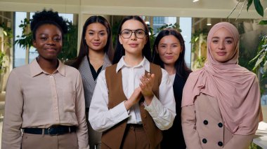 Mutlu, etnik çeşitliliğe sahip kadın grupları beş kız iş arkadaşı iş arkadaşları el çırpıyor, el çırpıyor, el çırpıyor, el çırpıyor, alkış tutuyor.