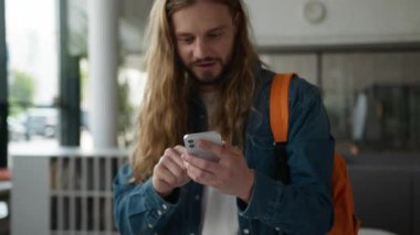 Kafkas öğrenci erkek kazanan cep telefonu şampiyonu elini kaldırdı başarılı bir zafer kazandı şanslı akıllı telefon üniversitede online olarak bağırıyor duygusal zafer üniversitede kutlanıyor