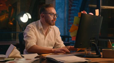 Kafkasyalı iş adamı gece vardiyasında fazla mesai yapıyor. Son teslim tarihi, iş adamı. İşçi erkek.