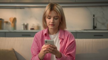 Mutlu, mutlu, gülen, gülen, Kafkasyalı, genç, kız öğrenci, kadın, kazananı kutlayın zaferi kazanın iyi haber ödülü, akıllı telefon, internet indirimi.