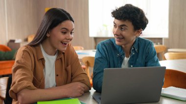 İki sınıf arkadaşı üniversite projesinde ortak. Kafkasyalı erkek, kadın, erkek, erkek, kız, erkek, liseli kız. Dizüstü bilgisayarla konuşmayı öğreniyorlar.