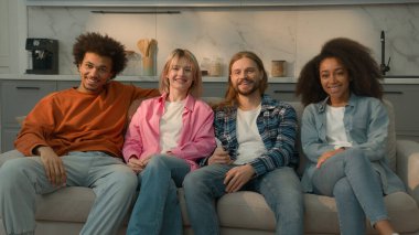 Çok ırklı arkadaş grupları. Çoklu etnik çeşitlilik. Erkekler Kafkasyalı erkekler, Afro-Amerikalı kadınlar.