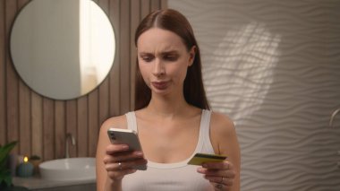 Banyodaki bayan bayan bayan bayan kredi kartı, cep telefonu, akıllı telefon, ödeme, rezervasyon, engellenmiş cep telefonu, üzgünüm. İnternet üzerinden alışveriş hatası, omuz silkme numarası.