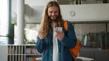 Kafkas öğrenci erkek, cep telefonu zaferi kazanmış. Elinde akıllı telefon bahis kumarhanesi ile bağırma başarısı üniversite akademisi kazananı için olumlu bir kaygı kazandı.