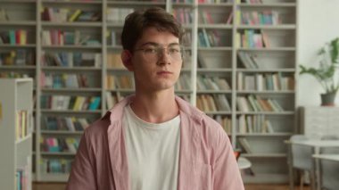 Kafkas genci portresi, el hareketi gibi sergiliyor. Sınavlar iyi sonuç veriyor. Okul kütüphanesinde başarılı.