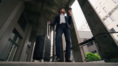 Kafası karışmış bir iş adamı elinde bavuluyla şehre geliyor. Yeni kasabada kaybolan beyaz iş adamının taksisine bakıyor. Orta yaşlı bir erkek bavul sorunuyla karşılaşıyor.