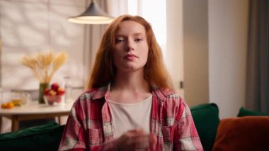 Kollarını kavuşturmuş kadınlar yasaklanmış jestler yapmamalı ev kızlarına olumsuz cevap vermemeli Beyaz kadın el kameralarına bakmalı oturma odasının sonundaki sembolü reddetmeli bitirmeli