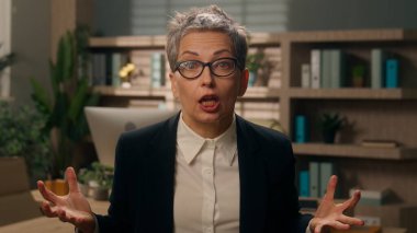 İş problemleri kızgın olumsuz konuşmalar çılgın tartışmalar kamera görüntüleriyle Kafkasyalı yaşlı kadın, orta yaşlı iş kadını olgun kadın girişimci ofis işleri fiyaskosu