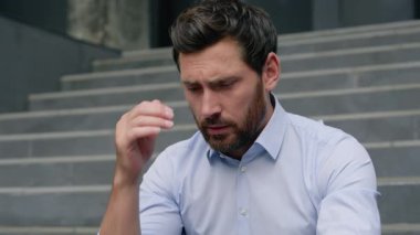 Stresli kovulmuş iş adamı, hayal kırıklığına uğramış keder işadamını sinirlendirdi. Orta yaşlı girişimci, başı ağrıyan orta yaşlı erkek girişimci. Finansal kriz yaşıyor.