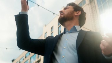 Orta yaşlı Kafkasyalı iş adamı cep telefonuyla karıştırılmış. Kablosuz bağlantı sorunu şehir dışındaki sinirli iş adamının elinde akıllı telefon arama bağlantısı koptu.