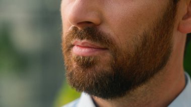 Kırpılmış, beyaz, yarım ağızlı dudaklar sakin Avrupa kıllı sakallı, sakallı, sakallı, büyücü, erkek iş adamı, resmi gömlekli.