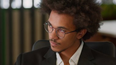 Erkek portresini kapat dalgın iş adamı Afrikalı Amerikalı iş adamı düşünen iş adamı erkek işveren müdürü çalışma süreci yöneticisi kararları vermekte zorlanıyor kararsız, tereddütsüz başlangıç yaratımı çözümünü görmezden geliyor