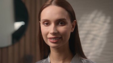 Beyaz, mutlu, mutlu, pozitif, sağlıklı, doğal güzellik rutini. Otelin banyosunda güzel, çekici bir bayan bayan. Gülümse.