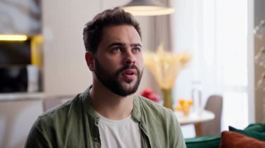 Kafkasyalı iş adamı erkek müşteri ev sahibi iş adamı kanepeye oturup migren ağrısı olduğunu düşünen sallanan baş ağrısı kötü bir fikir değil.