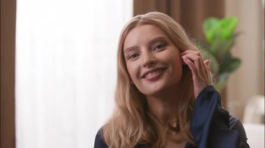 Mutlu beyaz kadın portresi yatak odasındaki kameraya bakıyor sabah rutin neşeli kadın modellik yapıyor kaygısız mutlu yüz ifadesi takınıyor sağlıklı gülümseyen diş hekimi