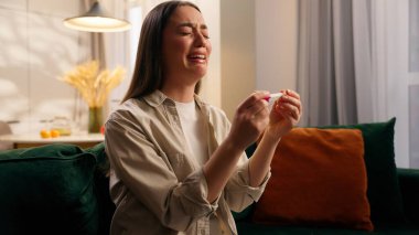 Endişeli umutsuzluk Kafkasyalı hamile kadın negatif pozitif gebelik testi taşıyor. Ağlama sonucu ağlama. Kayıp çocuk doğurganlık sorunu.