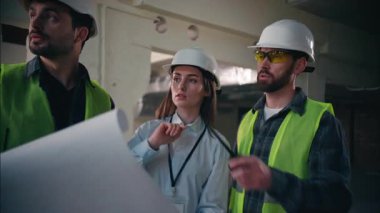 Üç profesyonel Kafkasyalı müteahhit çalışma arkadaşları inşaat kontrolörünün planlarını tartışıyorlar. Mühendis taslağı tutan ustabaşı. Kadın telsizci, takım çalışması yapan mimarlarla konuşuyor.