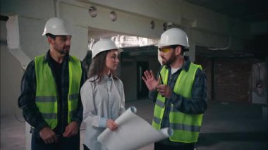 Hayal kırıklığına uğramış Kafkas kadın denetçisi inşaat mimarlarındaki erkek inşaatçıları azarlıyor. Meslektaşları kötü iş müfettişliği taslak çatışma inşaatı sorun yaratma hatasını savunuyor.