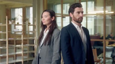 Kafkasyalı Koreli iki iş kadını el ele tutuşuyor. Ofis çalışanlarına güveniyorlar. Kollarını kavuşturuyorlar.