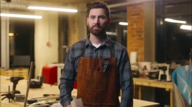 Neşeli beyaz adam ahşap ustası atölyede ahşap çekiç portresi tutuyor gülümse erkek marangoz sanatçı kolları bağlıyor marangozluk sanat marangozluğu katılan marangozluk işyeri işportacılığı