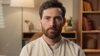 Düşünceli, sakin, orta yaşlı, beyaz, erkek, ev sahibi, kiracı, iş adamı. Oturma odasında, koltukta rahatla. Düşünceli, düşünceli, ev kredisi ev kredisi, sağlık sigortası.