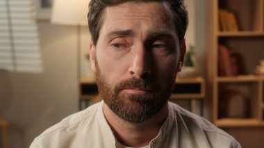 Üzgün beyaz adam mutsuz erkek işadamı erkek işadamı ev sahibi sıkıntısı kötü sağlık sorunu düşünceli depresyon yorgun ev kredisi borcu