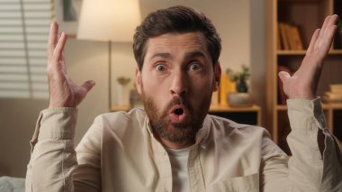 Şok olmuş bir adam kameraya bakıyor. Kafkasyalı adam, afallamış erkek ev sahibi iş adamını şaşkına çeviriyor. Şaşırtıcı bir jest.