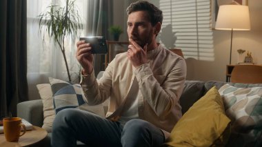 Mutlu Kafkasyalı adam internet üzerinden cep telefonu oyununu kazandı. Başarılı bahsi kazandı. Erkek ev sahibi, ev sahibi, iş adamı, akıllı telefon saati, e-spor akış aleti bağımlısı, neşeli, heyecanlı, duygusal.