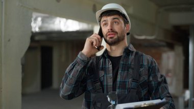 Kafkasyalı mimar cep telefonu mühendisini arıyor inşaat alanında çalışıyor ustabaşı endüstriyel işçiler cep telefonu komuta mimarisi projesinden bahsediyorlar.