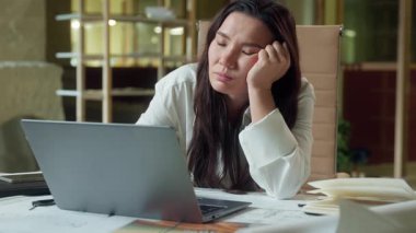 Uyuyan yorgun iş kadını yorgun kız iş kadını iş yerinde kestiriyor..... fazla mesai yapıyor..... gözlerini kapatıyor..... ofiste uyuyakalıyor..... bayan girişimci yönetici..... sıkıcı dizüstü bilgisayar işi..... uykusuzluk çekiyor.