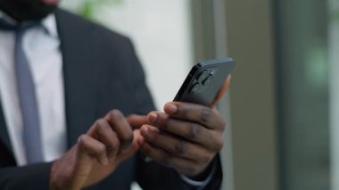 Afrika kökenli Amerikalı iş adamının elinde akıllı telefon numarası var. Kötü sohbeti tartışıyorlar. Kızgın etnik iş adamı patron şirket çağrısını vurguladı.