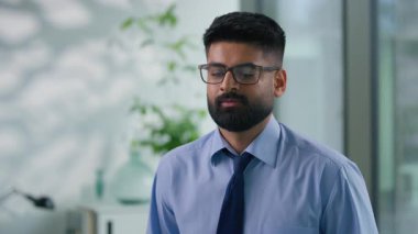 Ofisteki mutlu, gülümseyen Arap, etnik Müslüman iş adamı Hintli işadamı, kaygısız, erkek, profesyonel, profesyonel, şirket yöneticisi, işveren, gülümseyen bir işadamı portresi.