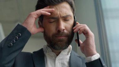 Mutsuz Kafkasyalı orta yaşlı iş adamının cep telefonu görüşmesi başarısızlıkla sonuçlandı. Ofiste üzgünken, 40 'lı yaşlardaki iş adamı akıllı telefon sorunu baş ağrısını tartışıyor.