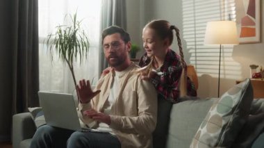 Kafkasya aile sorunu, baba, dizüstü bilgisayar kızı, gürültülü kötü davranış, ev işindeki küçük kız çocuk, yaramaz, enerjik babalık, stres, baba sinirli konuşma.