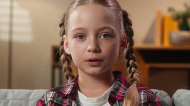 Kafkasyalı küçük kızın şaşırmış yüzünü kapayın kameraya bakın ve ağzınızı açın hayret verici heyecanlı çocuk kız çocuğu ev içi duygularında şok edici bir portre hissediyor.