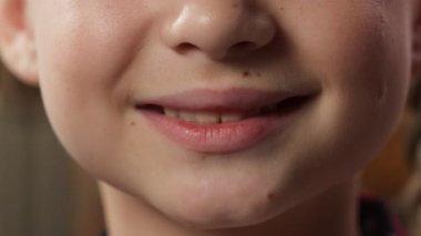 Çocuk dişleri, diş bakımı, pediatrik tıp gülümseyen çocuk gülümsemesi stomatolojiyi yarı yarıya paylaşıyor.